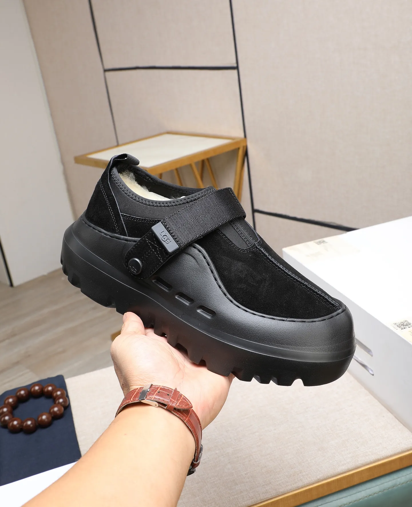 Men's men's shoes 💰580 (full genuine wool lining, 10% off for fake ones) Please note the quality of the original order and compare the thickness of the wool 🏮🏮 Popular UGG from Australia's warm luxury brand men's shoes, the official website is synchronized, Beckham men's style..., made of imported top-layer waxed cowhide, waxed toe cap, Australian real wool velvet lining Carefully sewn...Imported rubber Martin boots outsole (comfortable, soft, wear-resistant) The quality is really great...Exquisite workmanship, you won't be able to put it down at first sight, size 39-44 (customized in 45)